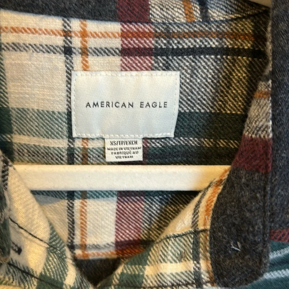 American Eagle navy/green/white plaid long sleeve cropped flannel top size XS - Picture 2 of 3